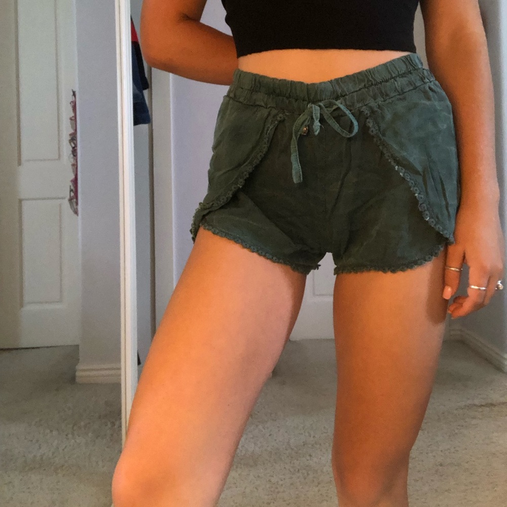 Green elastic waist layered shorts
